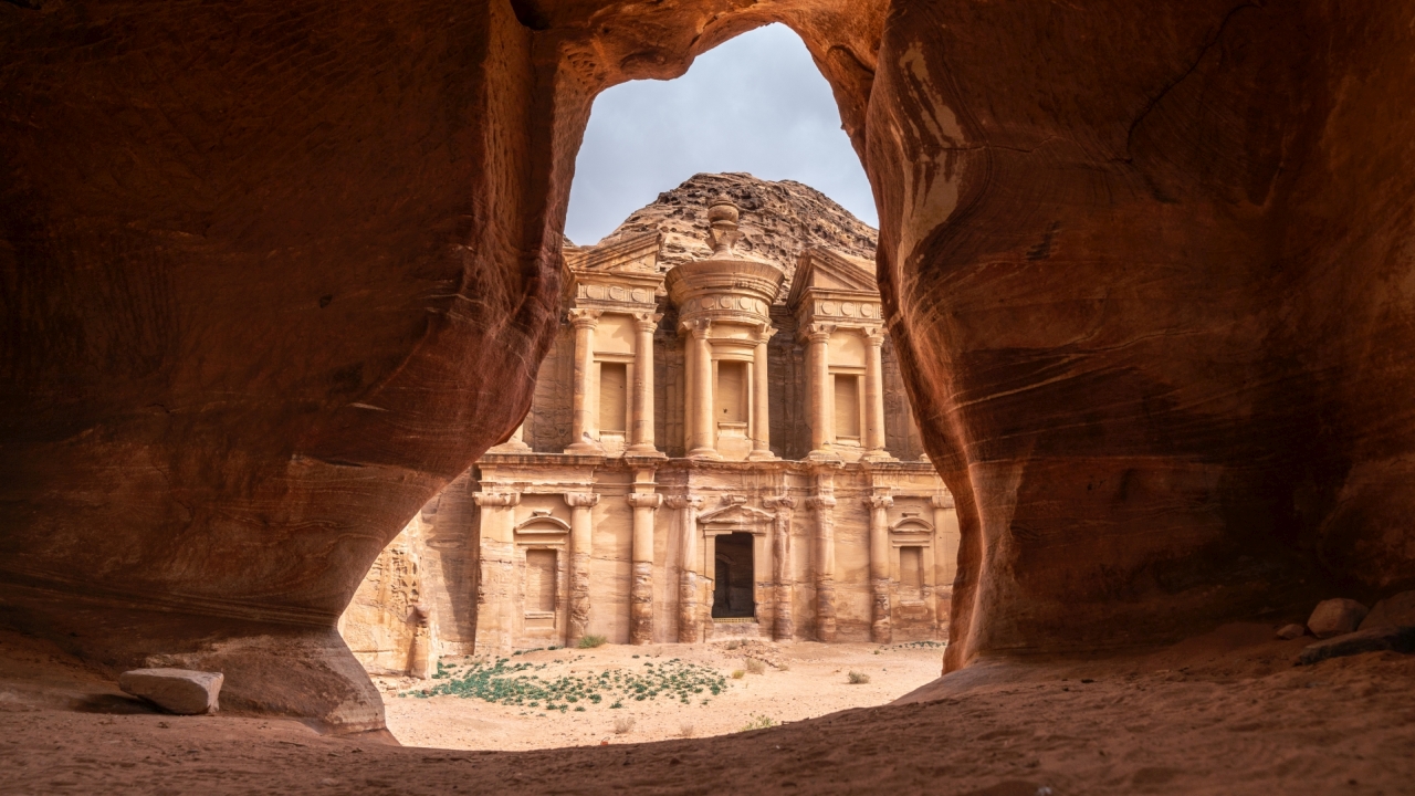 Ad Deir (Das Kloster) in der Felsenstadt Petra, Jordanien – Foto: ©Roland Rodenberg