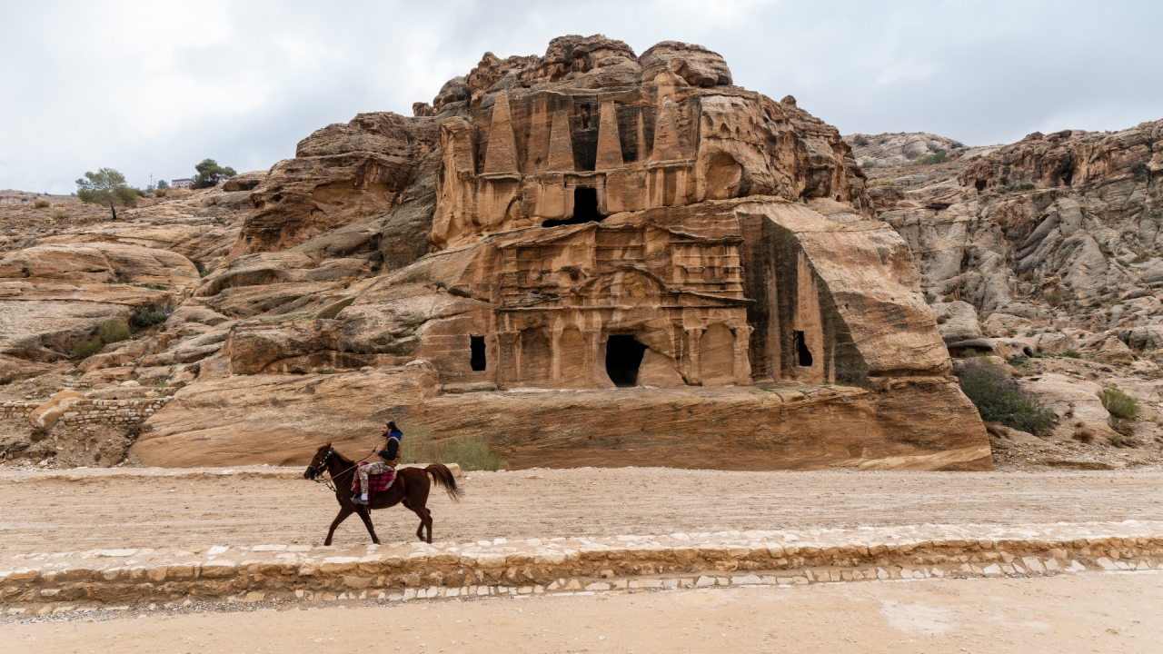 Blick zum Obeliskengrab – Petra, Jordanien – Foto: © Roland Rodenberg