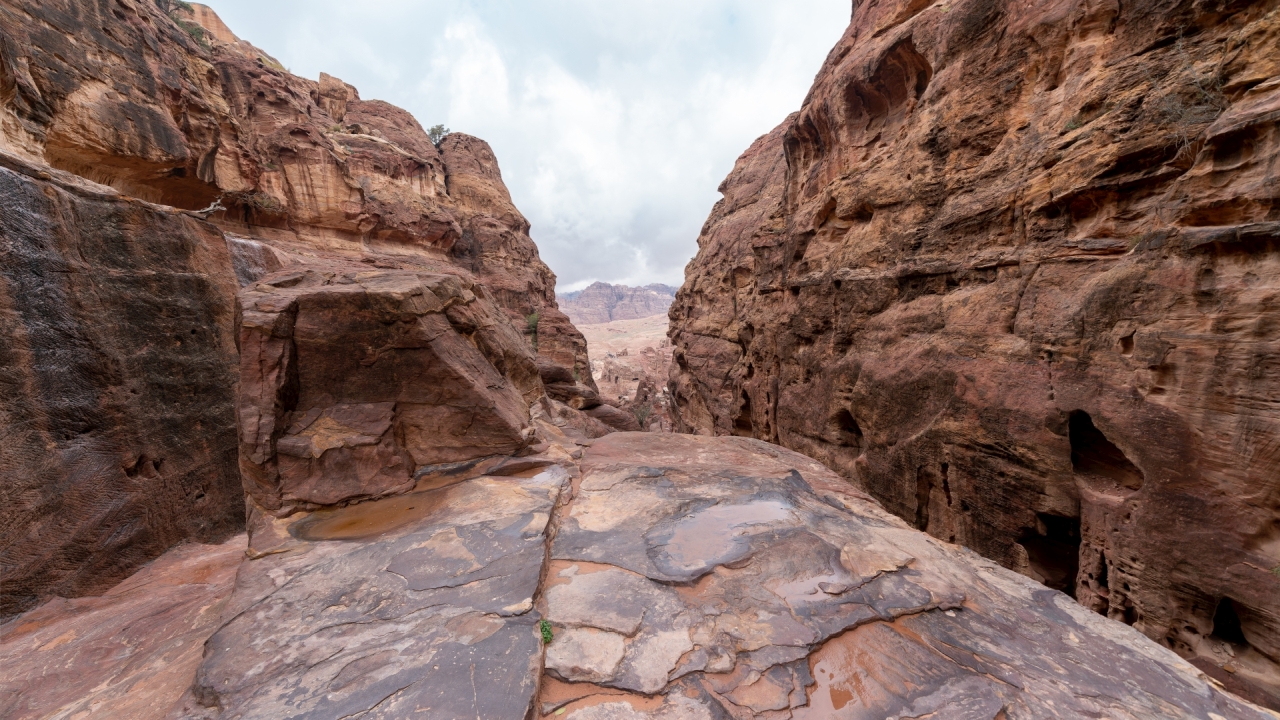 Wanderweg in Petra zum Opferplatz, Jordanien – Foto: © Roland Rodenberg