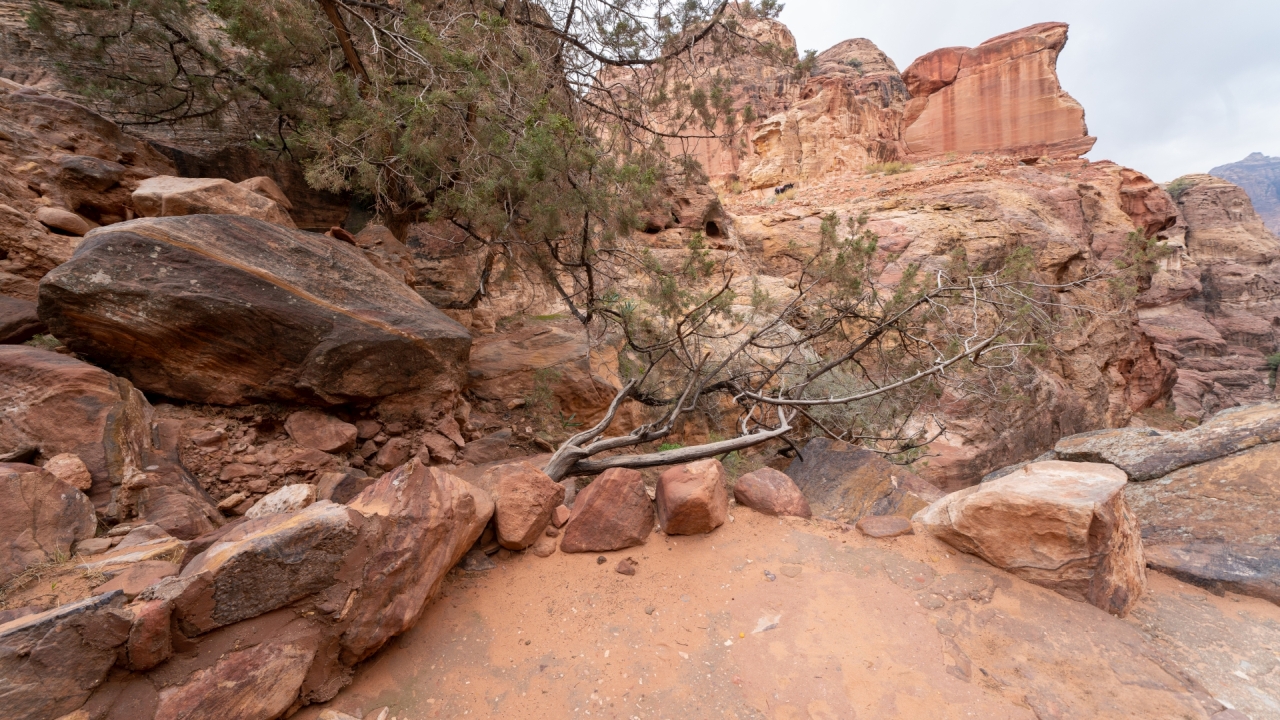 Wanderweg in Petra zum Opferplatz, Jordanien – Foto: © Roland Rodenberg