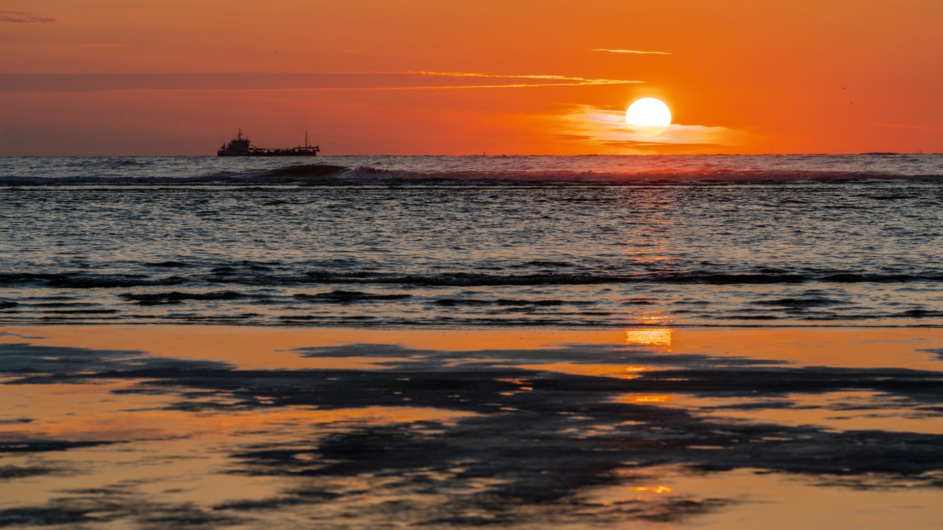 Sonnenunterang ber der Nordsee mit Schiff, Langeoog – Foto: © Roland Rodenberg